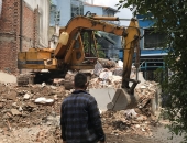 Tháo dỡ nhà cũ ở Bình Tân