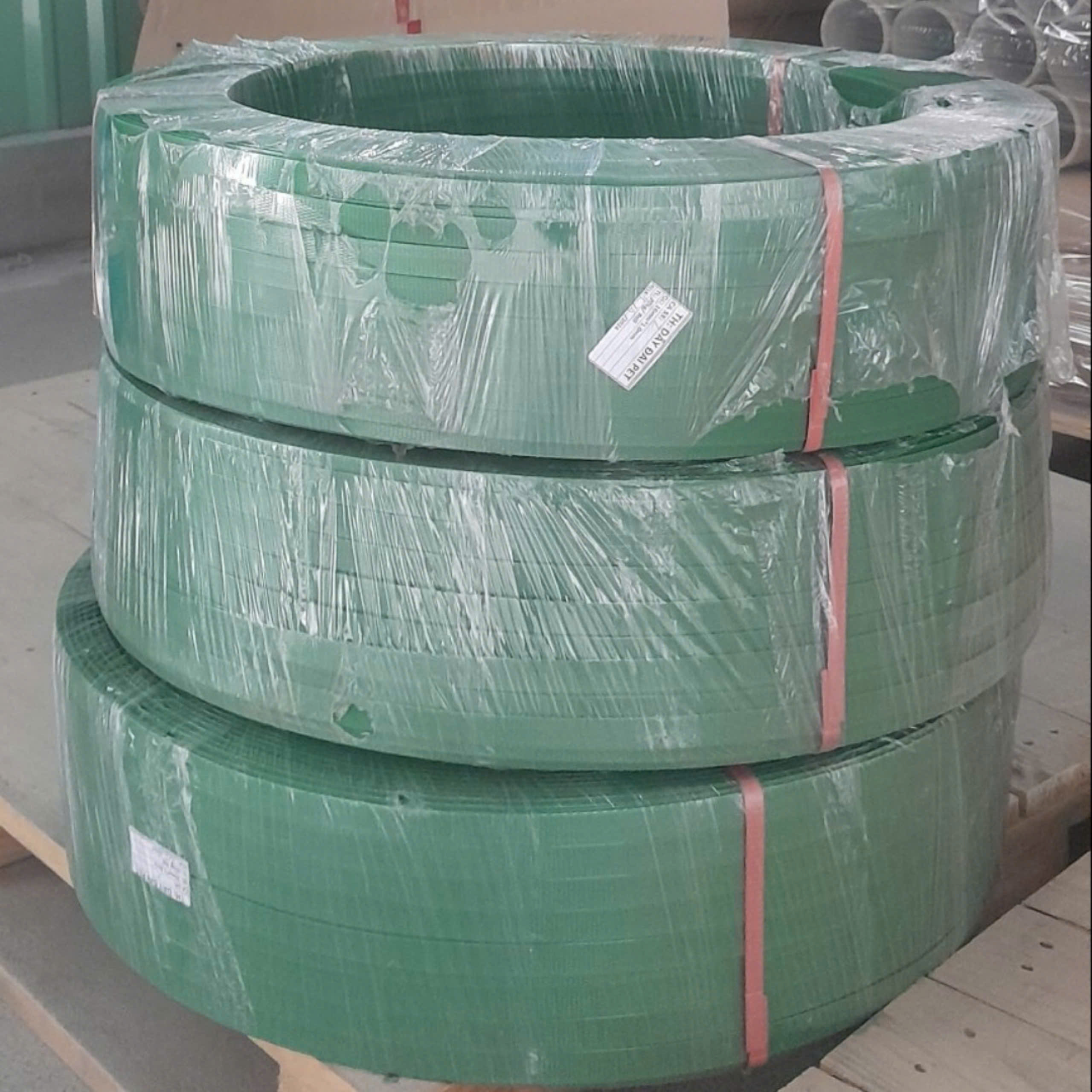 Dây đai PET - Vật Liệu Đóng Gói VN - Công Ty TNHH Xuất Nhập Khẩu Gỗ Xẻ VN