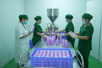 Phòng chiết rót - Hóa Mỹ Phẩm Hương Mộc - Công Ty Cổ Phần Hóa Mỹ Phẩm Hương Mộc