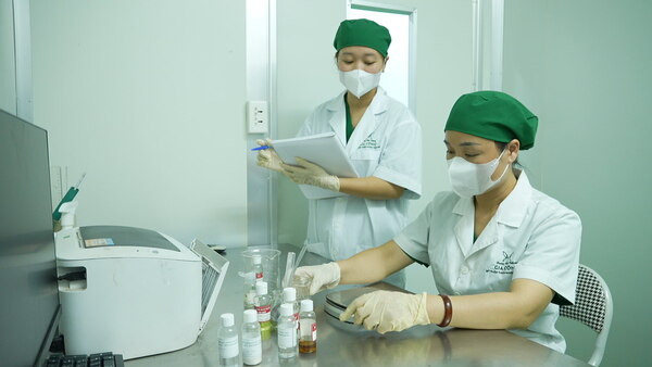 R&D tại phòng lab - Hóa Mỹ Phẩm Hương Mộc - Công Ty Cổ Phần Hóa Mỹ Phẩm Hương Mộc