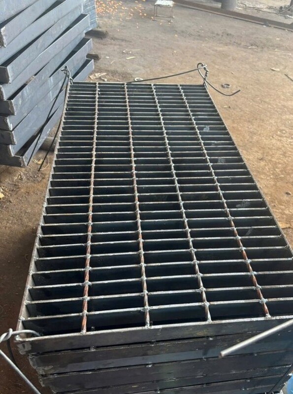 Tấm sàn Grating hàng đen