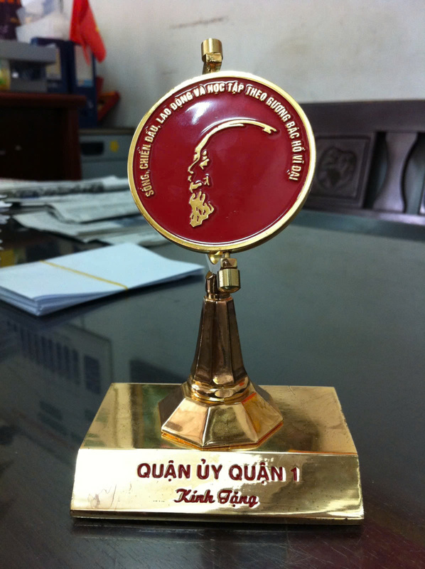 Biểu trưng để bàn đúc đồng