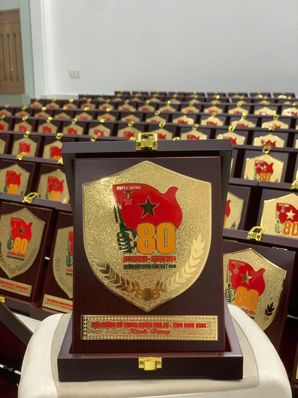 Biểu trưng để bàn đúc đồng