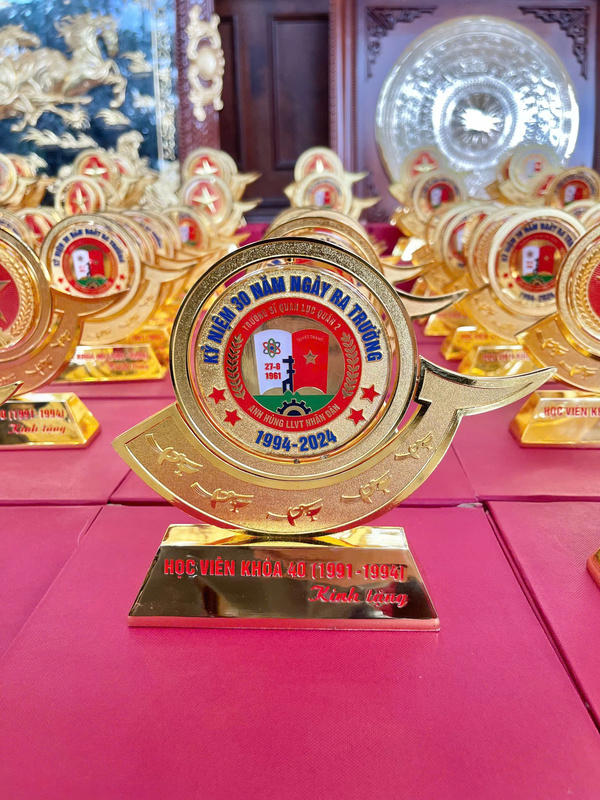 Biểu trưng để bàn đúc đồng