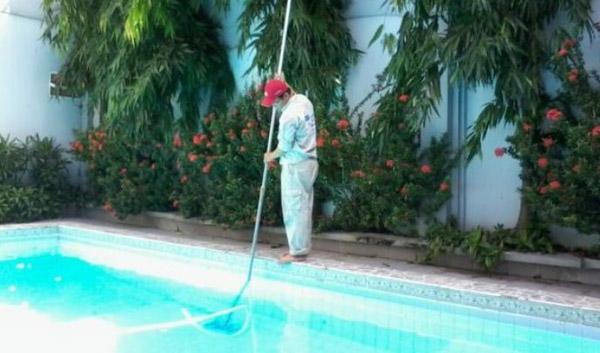 Vệ sinh hồ bơi - Thiết Kế Xây Dựng Hồ Bơi Phúc Hải - Công Ty TNHH Xây Dựng Thương Mại  Kỹ Thuật Phúc Hải