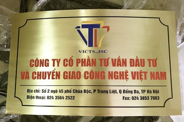 Bảng hiệu công ty chất liệu inox xước vàng