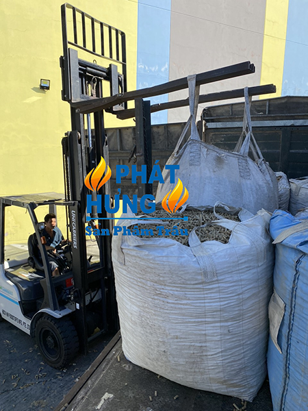 Forlift - túi Jumbo - Củi Trấu Phát Hưng - Công Ty Cổ Phần Đầu Tư Và Phát Triển Phát Hưng