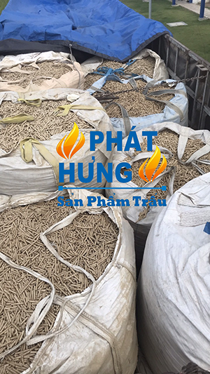 Hàng trên xe - Củi Trấu Phát Hưng - Công Ty Cổ Phần Đầu Tư Và Phát Triển Phát Hưng