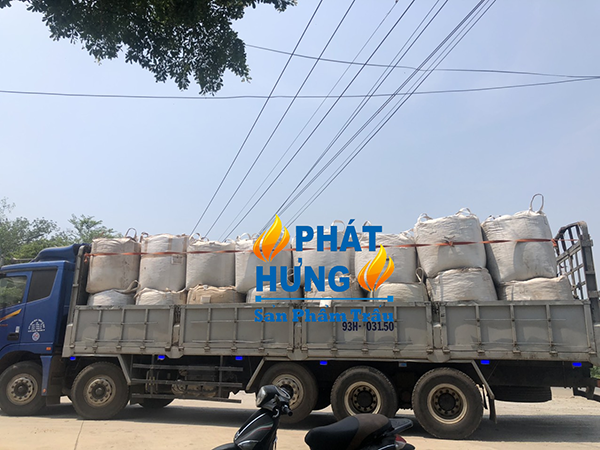 Xe hàng Jumbo - Củi Trấu Phát Hưng - Công Ty Cổ Phần Đầu Tư Và Phát Triển Phát Hưng