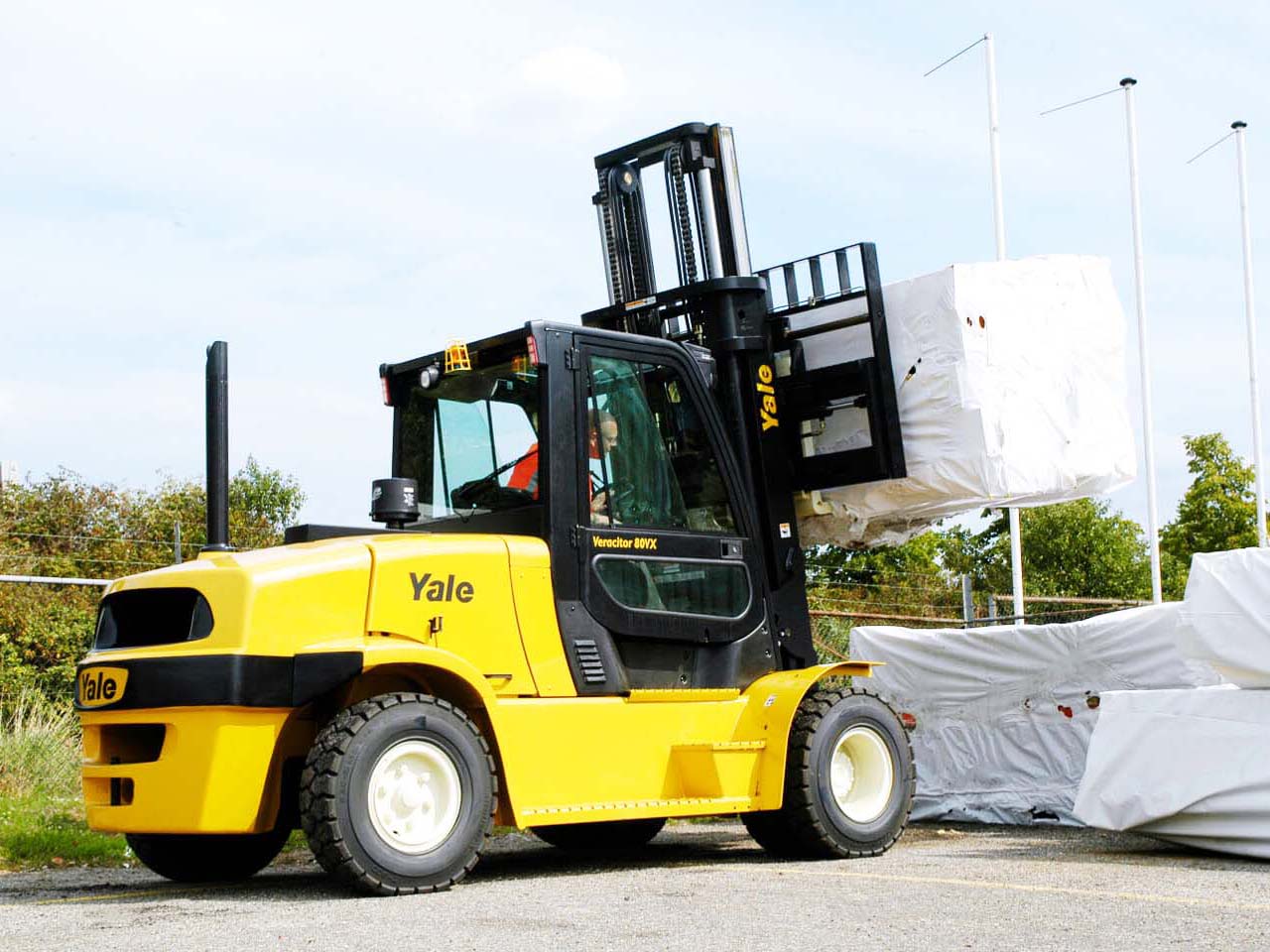 Cho thuê xe nâng 8 tấn - Cho Thuê Xe Cẩu Kato - Công Ty TNHH Xe Cẩu Như Phong