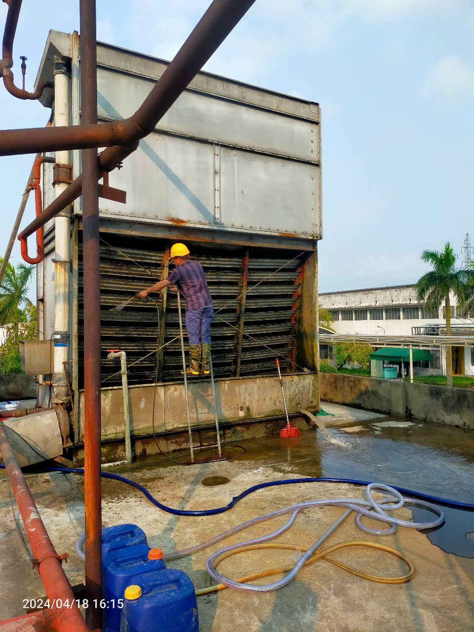 Tẩy cáu cặn giàn ngưng tụ NH3