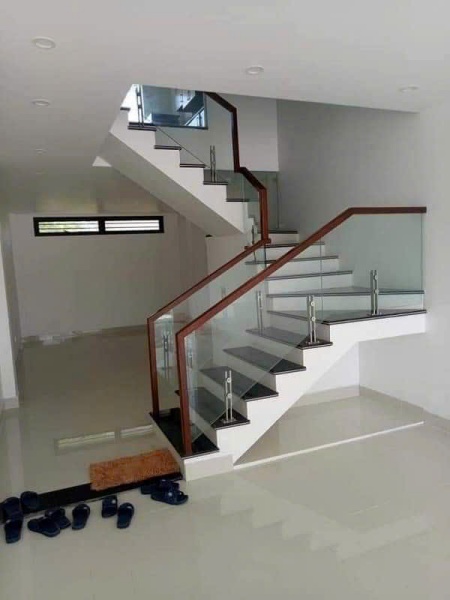 Cầu thang nhôm kính - Công Ty TNHH Sản Xuất Thương Mại Dịch Vụ Vinta Door Thái Tiến