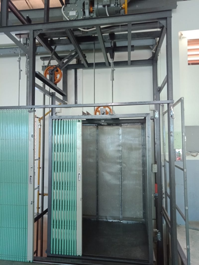 Thang tời tải hàng