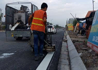 Thi công sơn kẻ đường - Biển Báo Giao Thông Cường Phát - Công Ty TNHH Đầu Tư Giao Thông Cường Phát