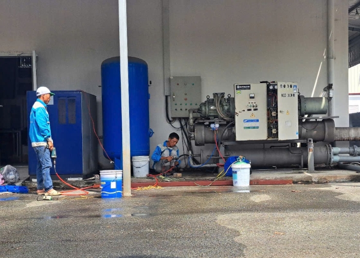 Vệ sinh bảo dưỡng chiller Hitach - Cơ Điện Lạnh Phú An Gia - Công Ty TNHH Cơ Điện Lạnh Phú An Gia