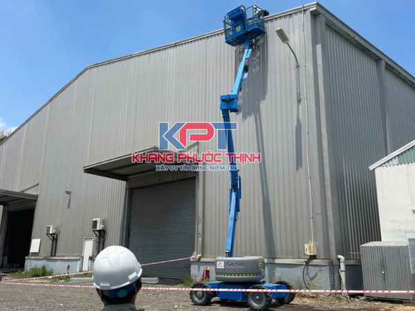Xe nâng người - Xe Nâng Người Khang Phước Thịnh - Công Ty Trách Nhiệm Hữu Hạn Thương Mại Dịch Vụ Khang Phước Thịnh