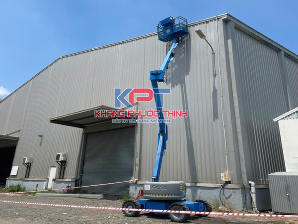 Xe nâng người - Xe Nâng Người Khang Phước Thịnh - Công Ty Trách Nhiệm Hữu Hạn Thương Mại Dịch Vụ Khang Phước Thịnh