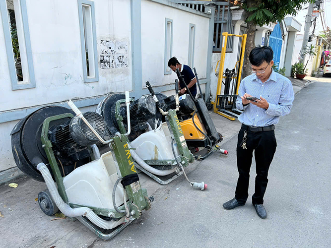 Hình ảnh máy móc, thi công đánh bóng sàn - Đánh Bóng Sàn Kim Yến - Công Ty TNHH Đầu Tư Xây Dựng Thương Mại Kim Yến