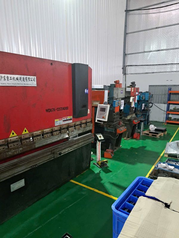 Máy chấn LC 2.5m - Gia Công Kim Loại Tấm Minh Quang - Công Ty TNHH Cơ Khí Chế Tạo Minh Quang