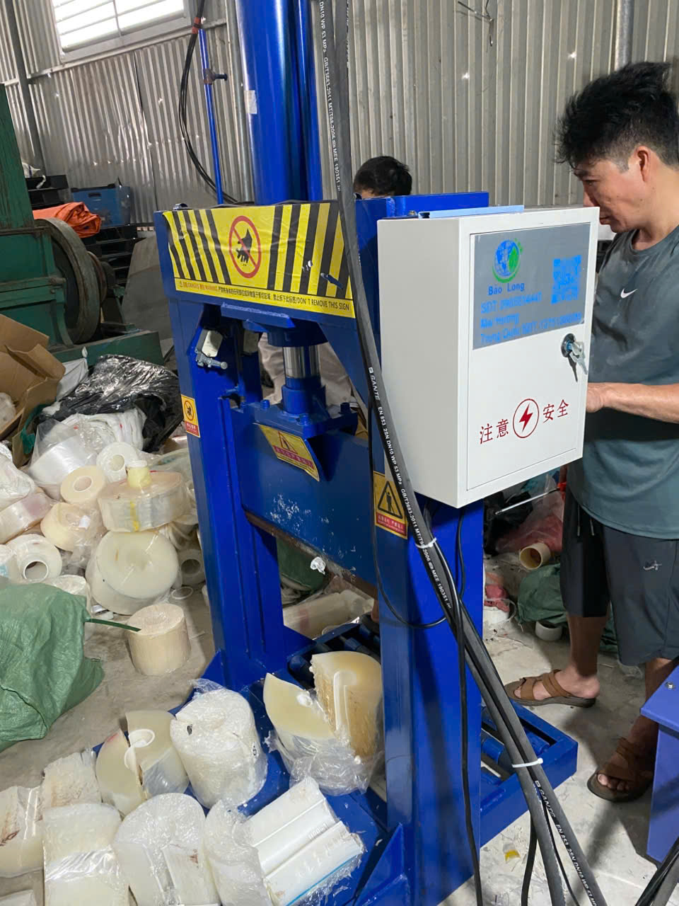 Máy chấn nhựa - Máy Móc Ngành Nhựa Bảo Long - Công Ty TNHH Thiết Bị Bảo Vệ Môi Trường Bảo Long