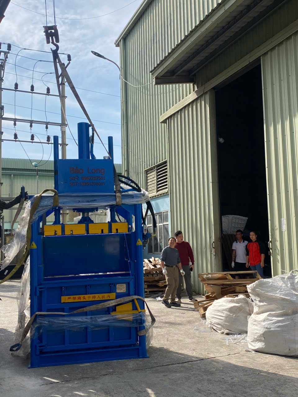Máy ép kiện nhựa - Máy Móc Ngành Nhựa Bảo Long - Công Ty TNHH Thiết Bị Bảo Vệ Môi Trường Bảo Long
