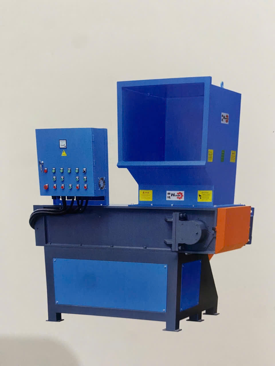 Máy nghiền nhựa 1 trục - Máy Móc Ngành Nhựa Bảo Long - Công Ty TNHH Thiết Bị Bảo Vệ Môi Trường Bảo Long