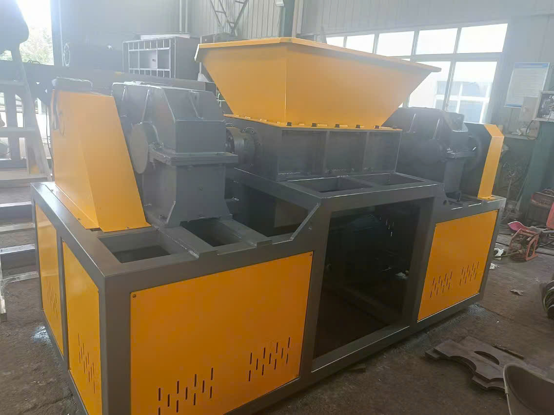 Máy nghiền nhựa 2 trục - Máy Móc Ngành Nhựa Bảo Long - Công Ty TNHH Thiết Bị Bảo Vệ Môi Trường Bảo Long