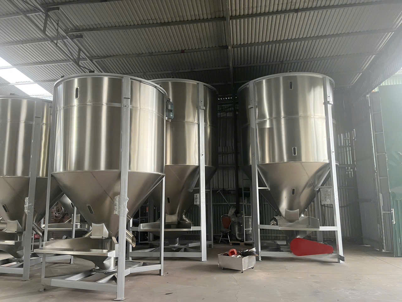 Máy trộn nhựa đứng - Máy Móc Ngành Nhựa Bảo Long - Công Ty TNHH Thiết Bị Bảo Vệ Môi Trường Bảo Long