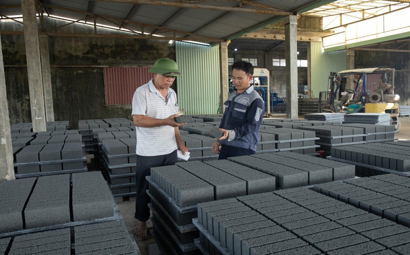 Kiểm tra gạch sau khi phơi