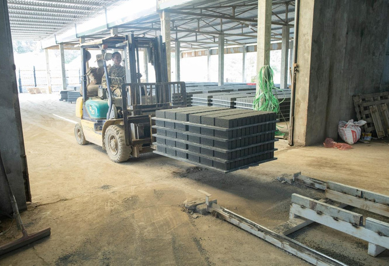 Xe nâng cho gạch ra sân phơi