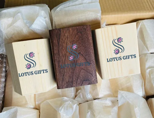 Lọ bút gỗ in logo - Quà Tặng BONDI - Công Ty TNHH Dịch Vụ Và Giải Pháp Lotus