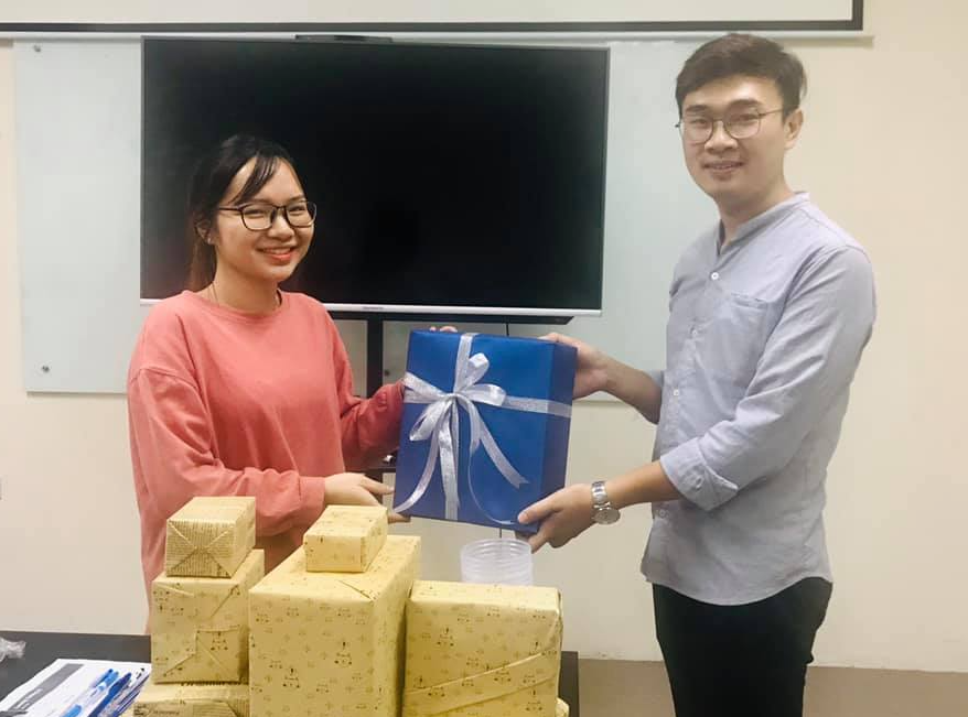 Trao thưởng nhân viên xuất sắc