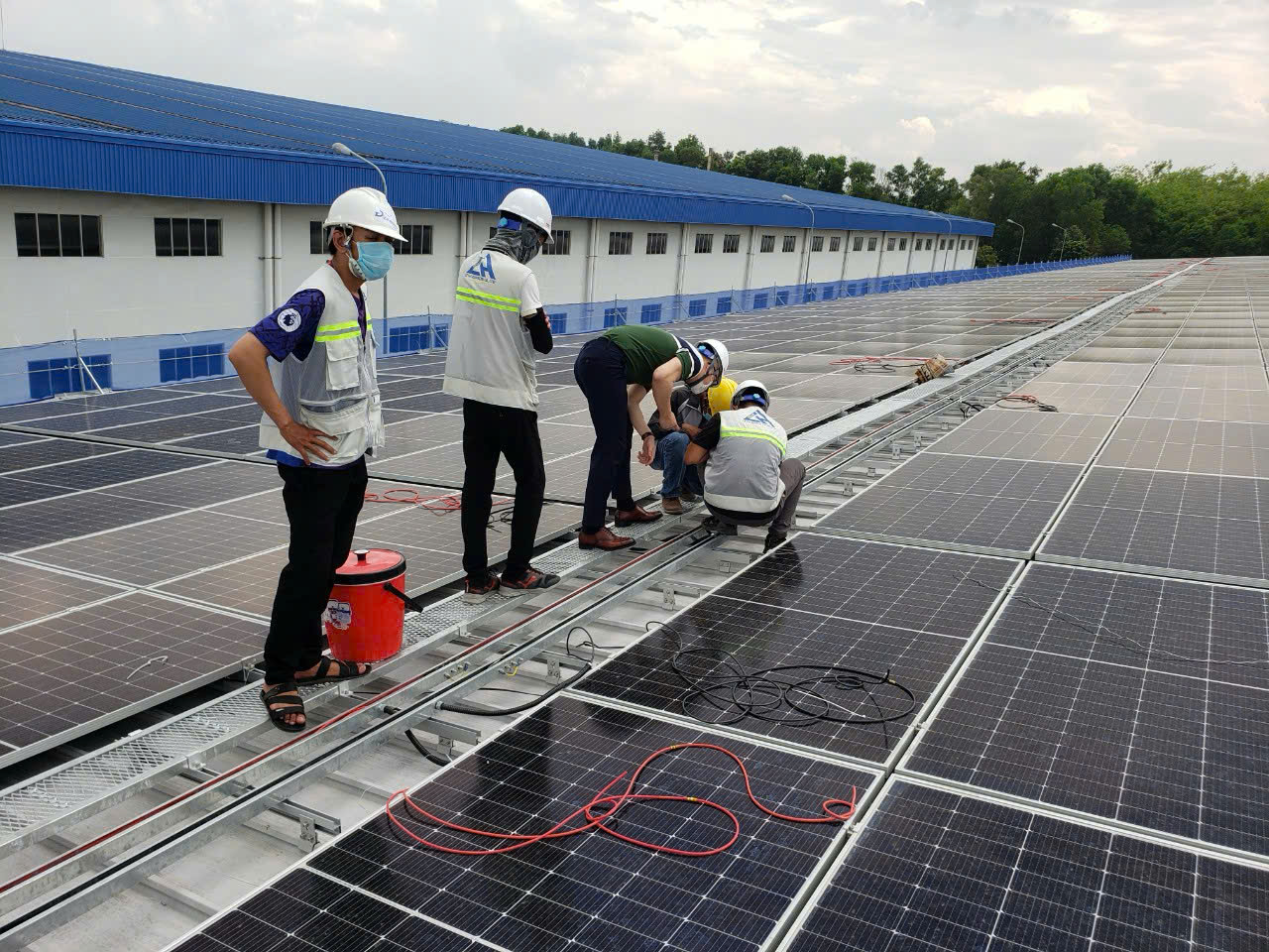 Thi công điện năng lượng mặt trời - Nhà Thầu Cơ Điện Lê Hà Quảng Trị - Công Ty TNHH Lê Hà Quảng Trị