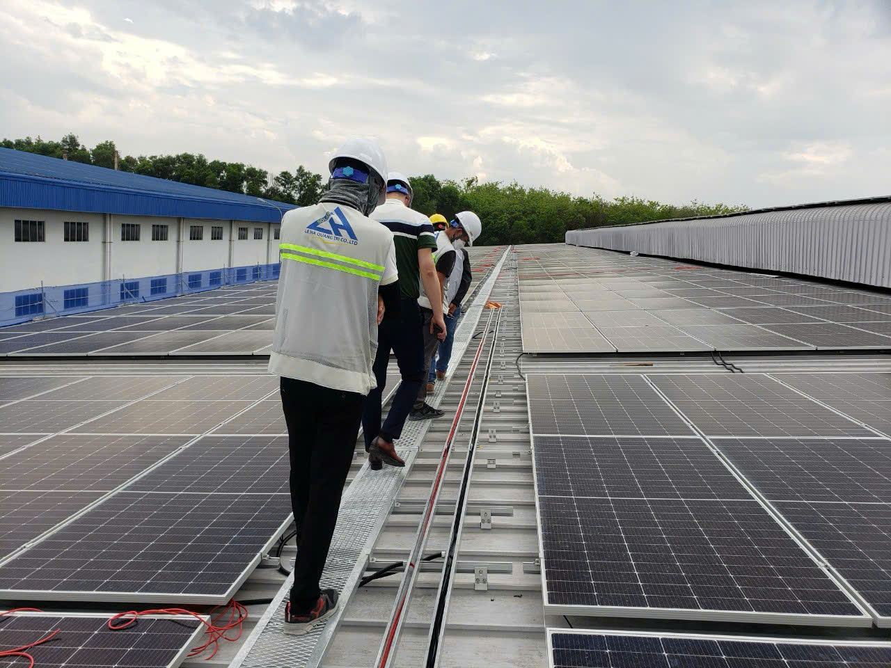Thi công điện năng lượng mặt trời - Nhà Thầu Cơ Điện Lê Hà Quảng Trị - Công Ty TNHH Lê Hà Quảng Trị