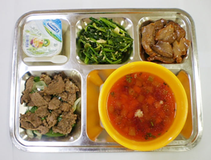 Bò xào hành cần, thịt xá xíu