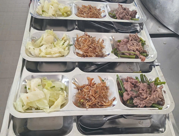 Cá cơm, bắp cải luộc, thịt bò xào đậu