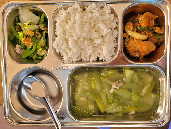 Canh bầu nấu thịt, cá kho, rau cải xào