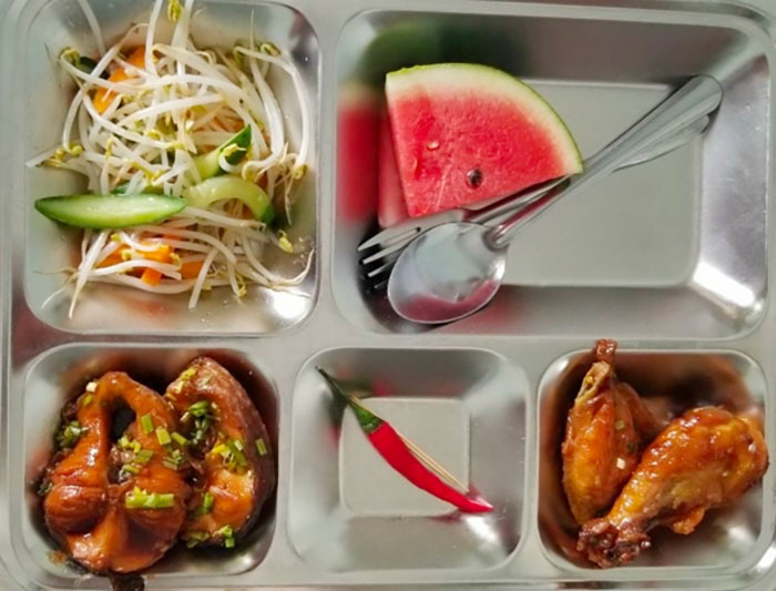 Dưa giá, cánh gà chiên nước mắm, cá lóc kho tiêu