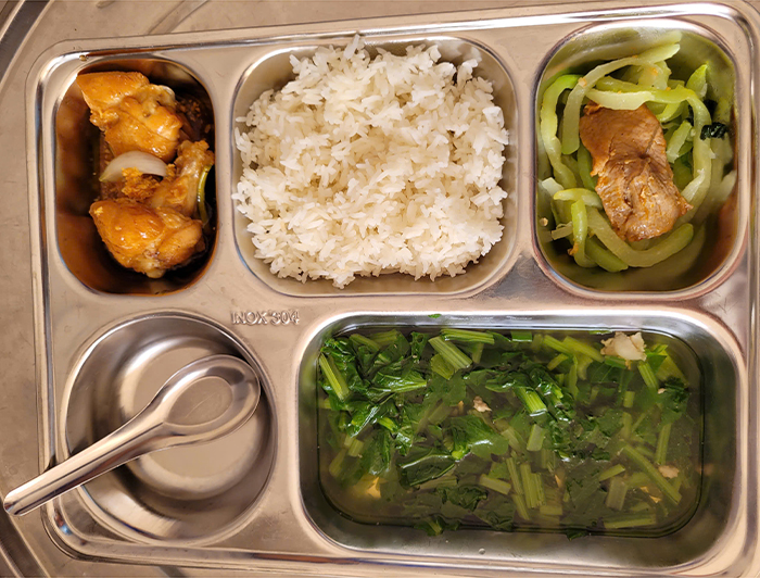 Gà kho, canh cải xanh, su su xào