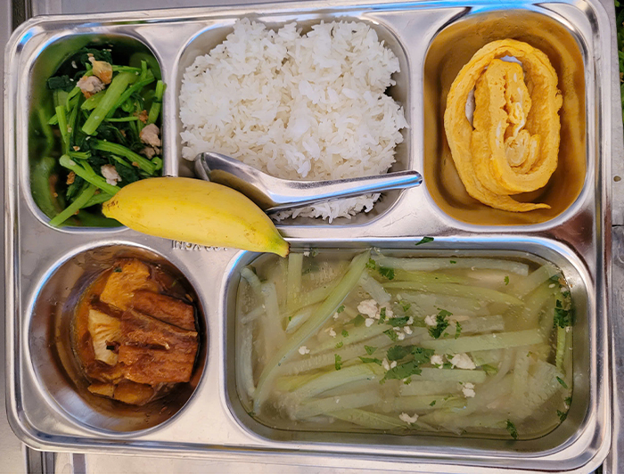 Trứng cuộn, sườn om, canh bí