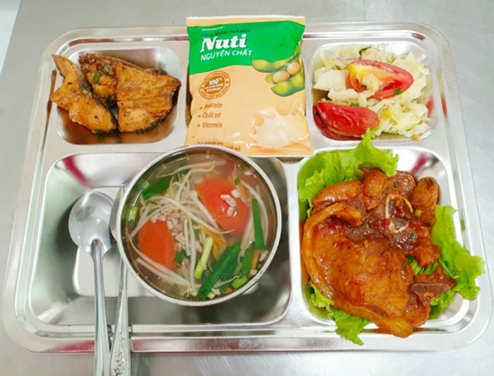 Sườn cốt lết ram, cá phi lê chiên sốt mắm, canh chua