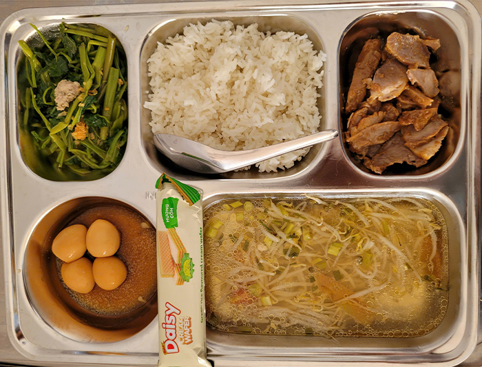Thịt heo chiên, trứng cút kho,giá xào, rau muống xào