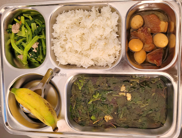 Thịt kho hột vịt, rau xào