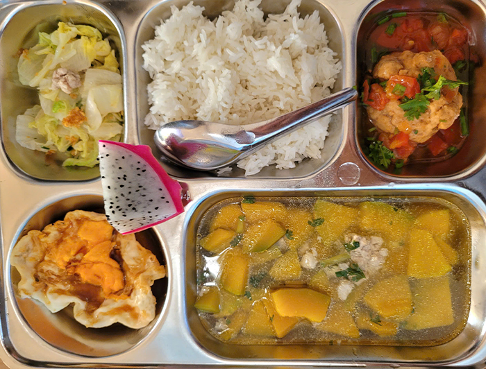 Trứng ốp la chiên, đậu phụ kho, bắp cải xào, canh bí đỏ