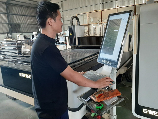 Kỹ thuật đang cắt laser CNC - Khuôn Mẫu Tiến Huy - Công Ty TNHH  Cơ Khí Khuôn Mẫu Tiến Huy