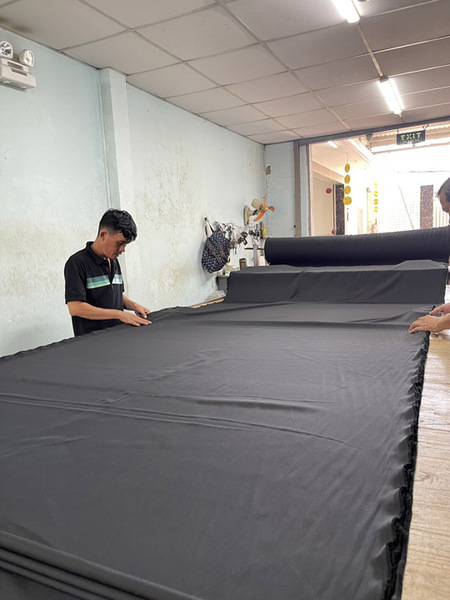 Cắt vải - Gia Công Mũ Nón Bình Minh Việt - Công Ty TNHH Bình Minh Việt