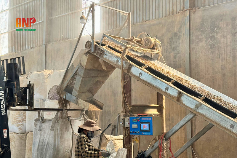 Củi trấu, viên nén gỗ, dăm gỗ, mùn cưa - Viên Nén Gỗ, Viên Nén Trấu, Bã Điều An Nguyên Phát - Công Ty TNHH TM DV SX An Nguyên Phát