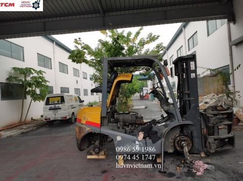 Sửa chữa bó phanh, thay lốp và bảo dưỡng xe kẹp giấy tròn xoay 360 độ - Xe Nâng Hàng HDVN Việt Nam - Công Ty Cổ Phần Công Nghiệp HDVN Việt Nam