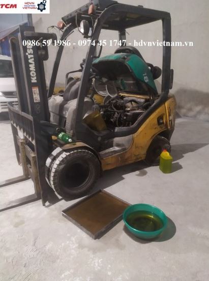 Sửa chữa xe nâng bị đổ nhầm xăng thành dầu nên không nổ máy được - Xe Nâng Hàng HDVN Việt Nam - Công Ty Cổ Phần Công Nghiệp HDVN Việt Nam