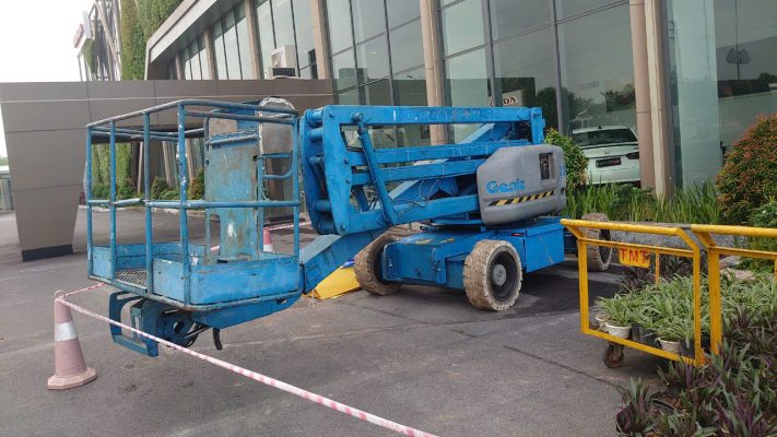 Dịch vụ cho thuê xe nâng người thi công nhà xưởng